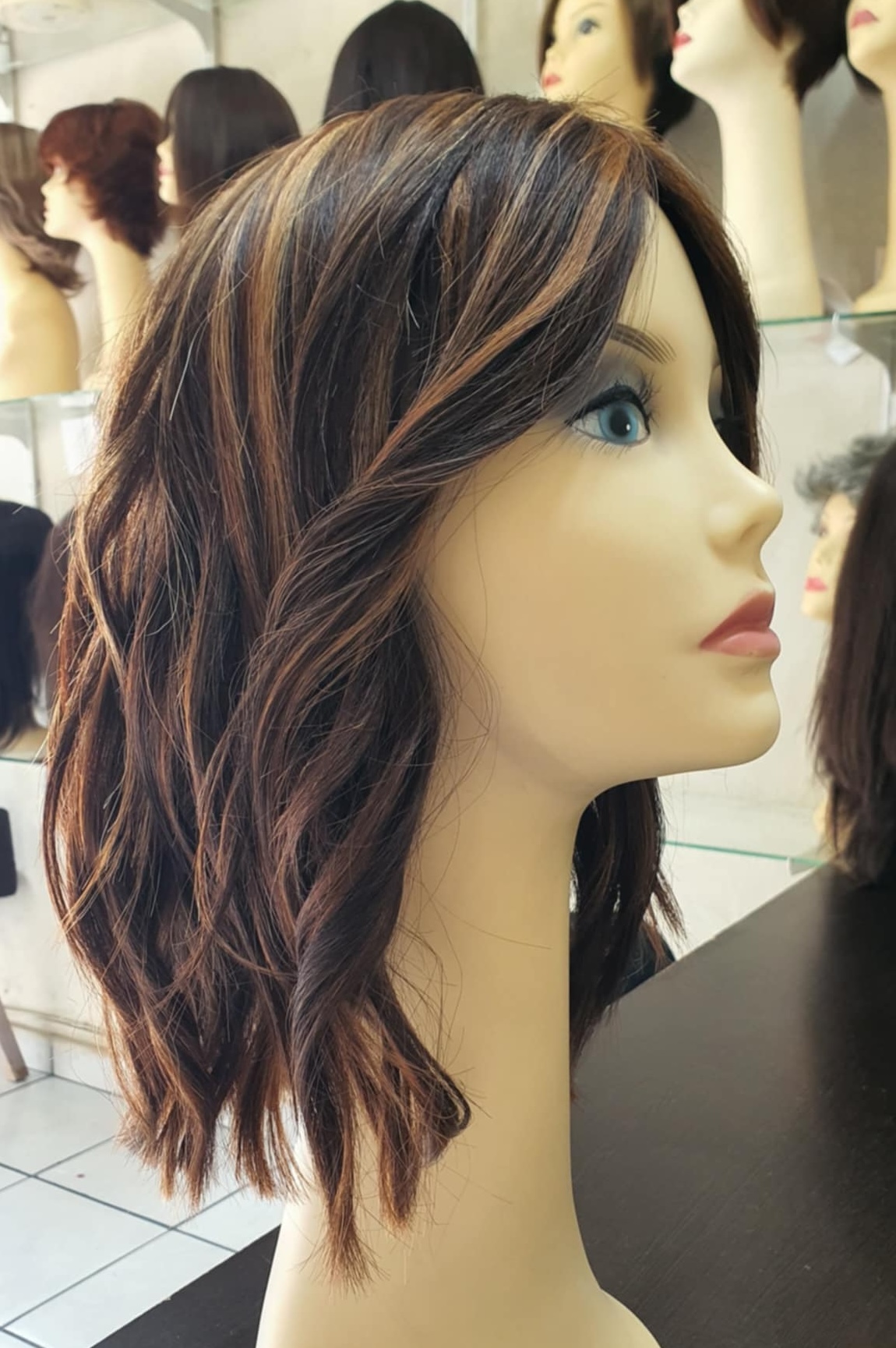 Peluca corta castaña